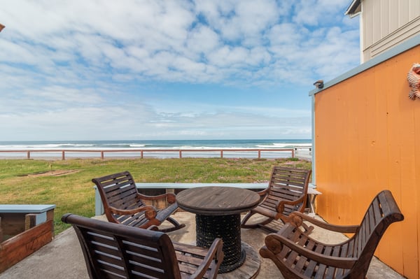 This oceanfront patio showcases sweeping sea views and direct beach access, offering an ideal setting for relaxed coastal living and outdoor gatherings.