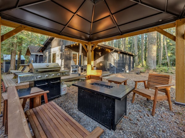 Little Chestnut Cabin- covered BBQ and propane Firepit area