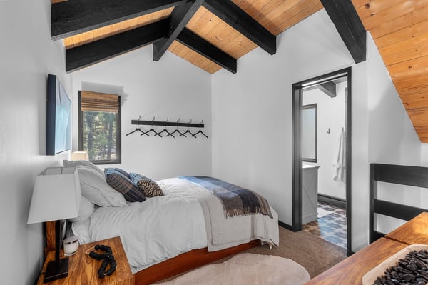 Upstairs Queen Loft Ensuite